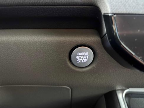 Used 2025 Kia Carnival EX image 19