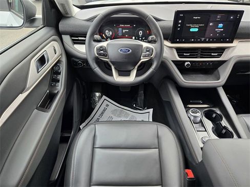 Used 2025 Ford Explorer Active w/ Active Comfort Package image 5