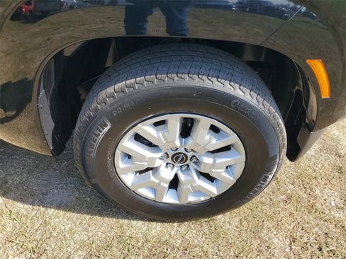 Used 2023 Nissan Frontier SV image 6