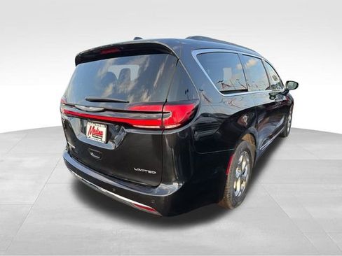 Used 2023 Chrysler Pacifica Limited image 6
