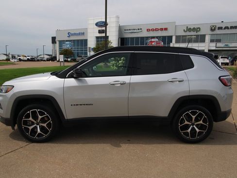 Used 2025 Jeep Compass Limited AWD/4WD image 17