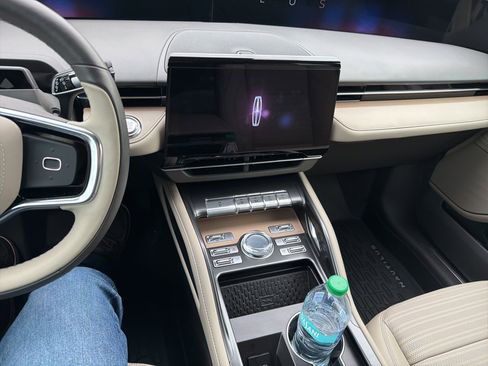 Used 2025 Lincoln Nautilus Reserve image 4