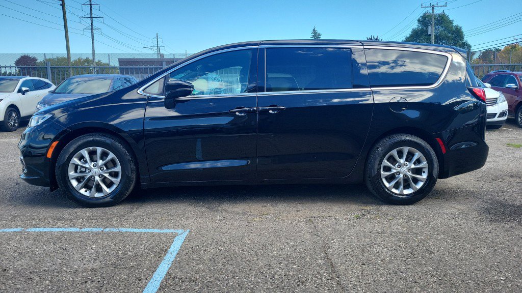 Used 2026 Chrysler Pacifica Limited FWD image 5