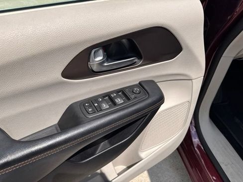 Used 2017 Chrysler Pacifica Touring FWD image 27