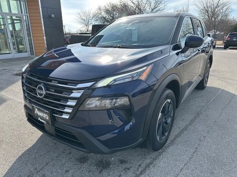 Used 2025 Nissan Rogue SV image 2