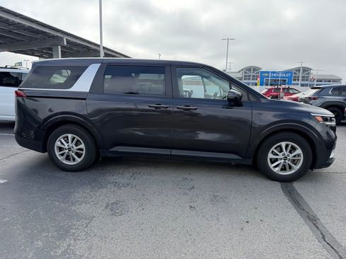 Used 2024 Kia Carnival LX FWD image 3