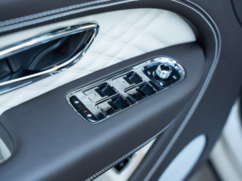 Certified 2025 Bentley Bentayga image 16