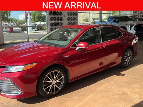 Used 2021 Toyota Camry XLE image 1