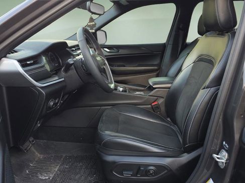 Used 2024 Jeep Grand Cherokee Altitude image 11