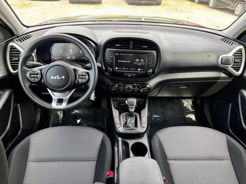 Used 2025 Kia Soul LX w/ LX Technology Package FWD image 32