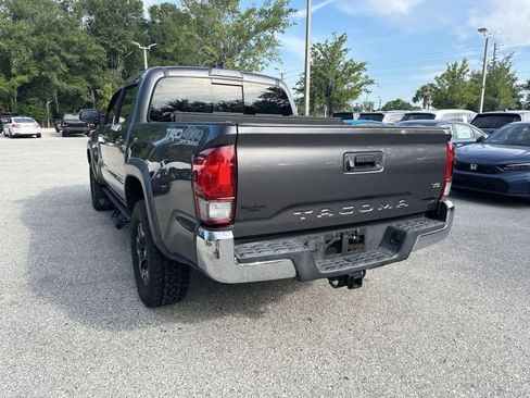 Used 2017 Toyota Tacoma TRD Off-Road AWD/4WD image 4