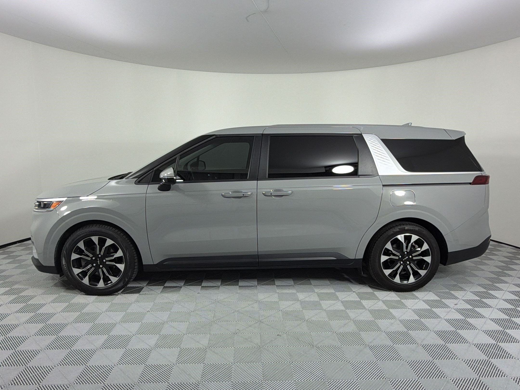 Used 2023 Kia Carnival EX FWD image 2