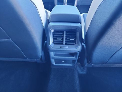 Certified 2025 Volkswagen Taos SE w/ Black Wheel Package image 32