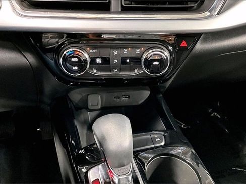 Used 2025 Chevrolet Trax LT w/ LT Convenience Package image 15