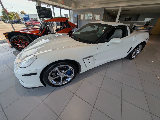Used 2011 Chevrolet Corvette Grand Sport w/ Preferred Equipment Group RWD image 2
