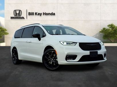 Used 2023 Chrysler Pacifica Limited w/ S Appearance Package