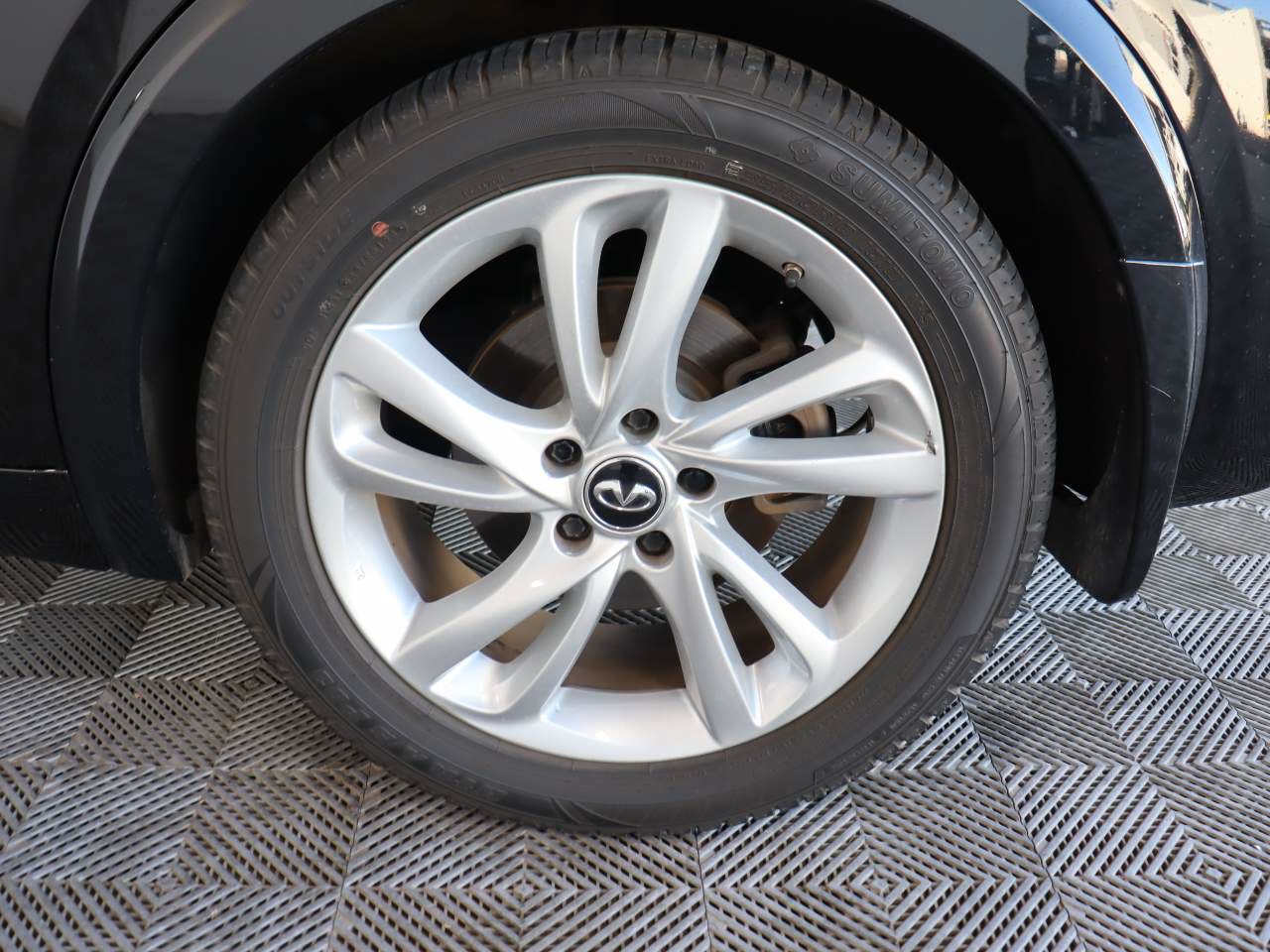 Used 2018 INFINITI QX30 FWD image 15