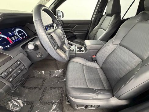 Used 2025 Toyota 4Runner TRD Off-Road Premium AWD/4WD image 23