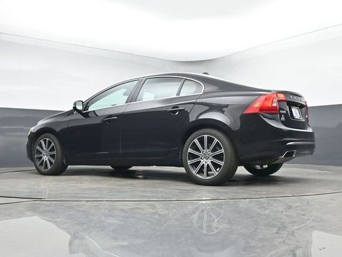 Used 2018 Volvo S60 T5 Inscription Platinum w/ Climate Package image 15