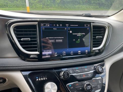 Used 2023 Chrysler Pacifica Touring-L AWD/4WD image 19
