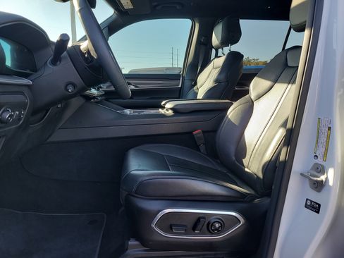 Used 2023 Jeep Wagoneer Series II w/ Premium Group I image 18