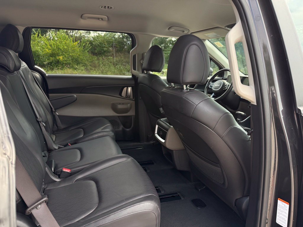 Used 2025 Kia Carnival FWD image 17