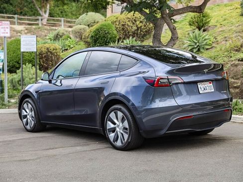 Used 2023 Tesla Model Y Long Range AWD/4WD image 3