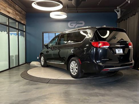 Used 2019 Chrysler Pacifica Touring-L image 5