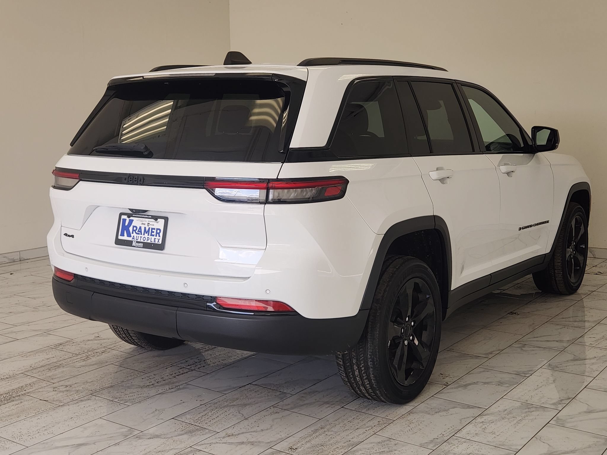 Used 2023 Jeep Grand Cherokee Altitude AWD/4WD image 5