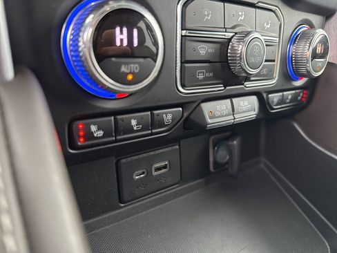 Used 2022 GMC Yukon XL SLT w/ SLT Luxury Package image 24