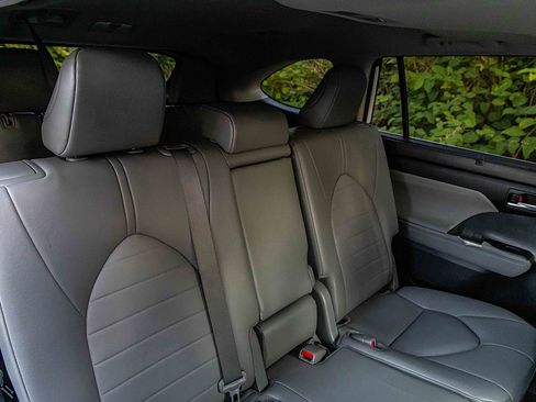 Used 2023 Toyota Highlander AWD image 25