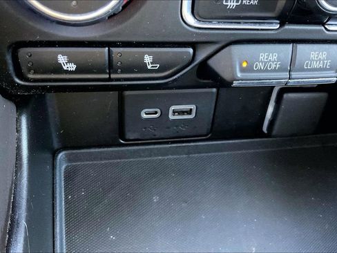 Used 2021 Chevrolet Tahoe Z71 w/ Z71 Off-Road Package image 32