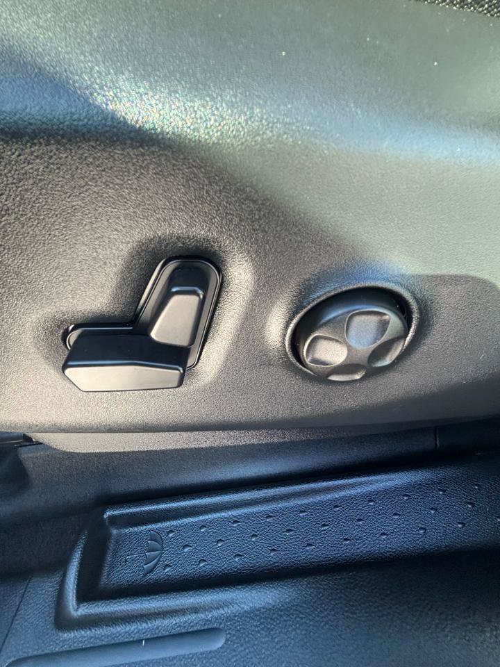 Used 2025 Chrysler Pacifica Select FWD image 10