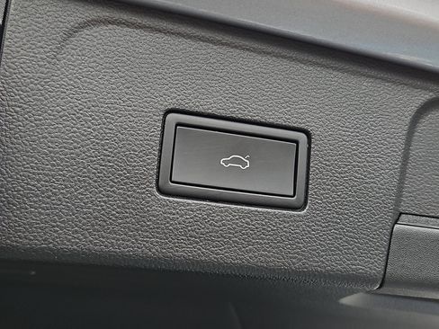 Used 2025 Volkswagen Atlas SE image 29