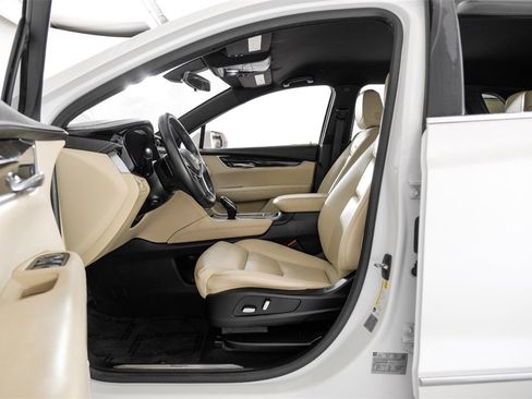 Used 2017 Cadillac XT5 FWD w/ LPO, Wheel Lock Package image 3