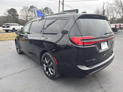 Used 2025 Chrysler Pacifica Limited image 7