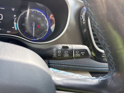 Used 2021 Chrysler Pacifica Touring-L image 34