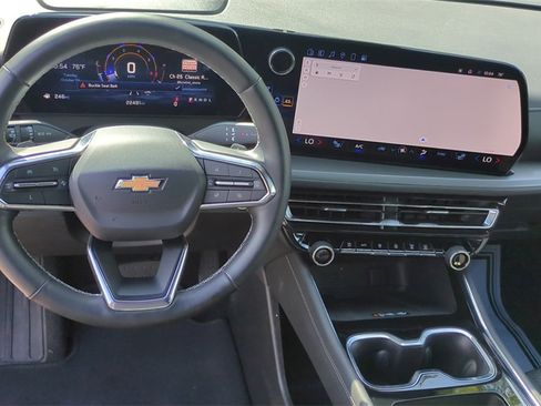 Used 2025 Chevrolet Traverse LT image 14