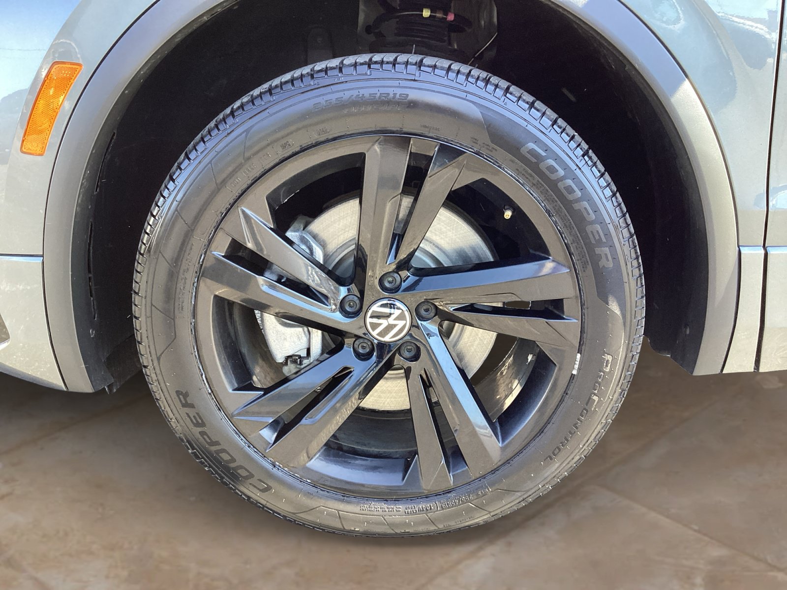 Used 2024 Volkswagen Tiguan SE R-Line AWD/4WD image 33