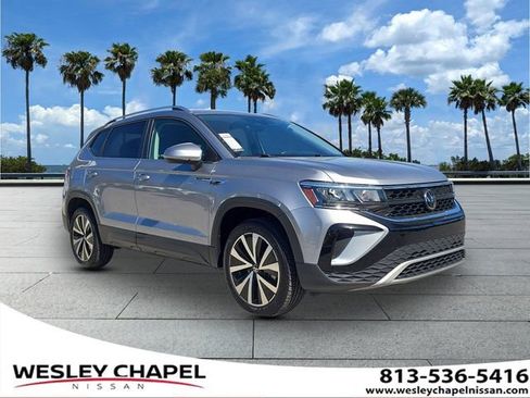 Used 2024 Volkswagen Taos SE image 1