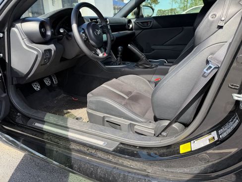 Used 2025 Toyota GR86 Premium w/ Performance Package image 9