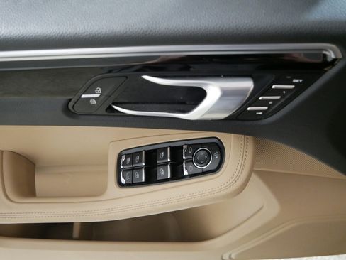 Used 2023 Porsche Macan Turbo image 19