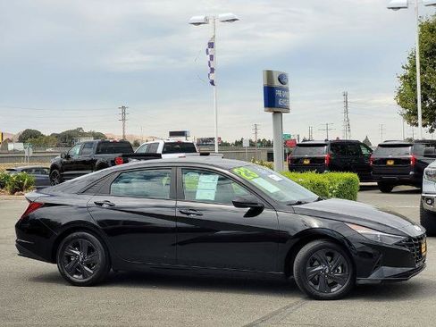 Used 2023 Hyundai Elantra SEL FWD image 3