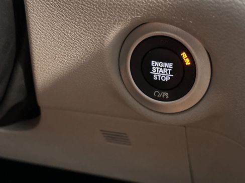 Used 2024 Chrysler Pacifica Touring-L FWD image 24