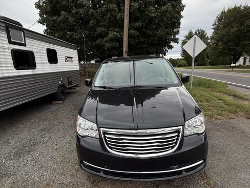 Used 2014 Chrysler Town & Country Touring image 2