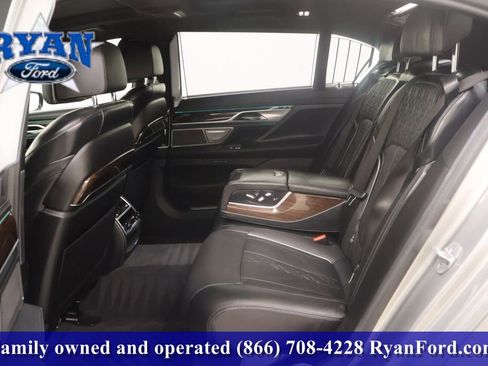 Used 2022 BMW 750i xDrive w/ Executive Package image 12