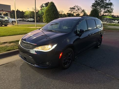 Used 2018 Chrysler Pacifica Touring-L Plus w/ Advanced Safetytec Group image 5