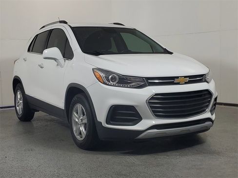 Used 2018 Chevrolet Trax LT w/ LT Convenience Package image 1