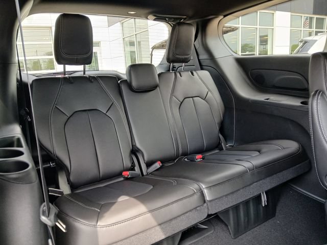 New 2026 Chrysler Pacifica Select AWD/4WD image 19