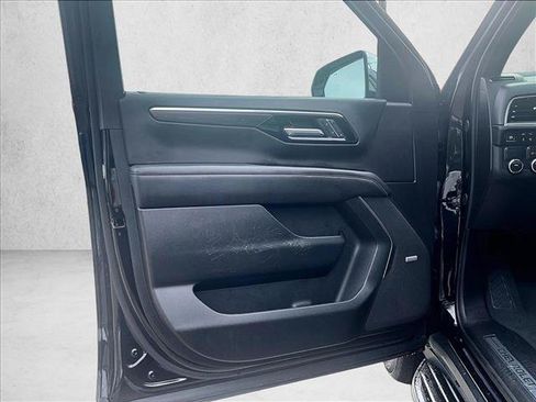 Used 2025 Chevrolet Suburban Premier RWD image 18
